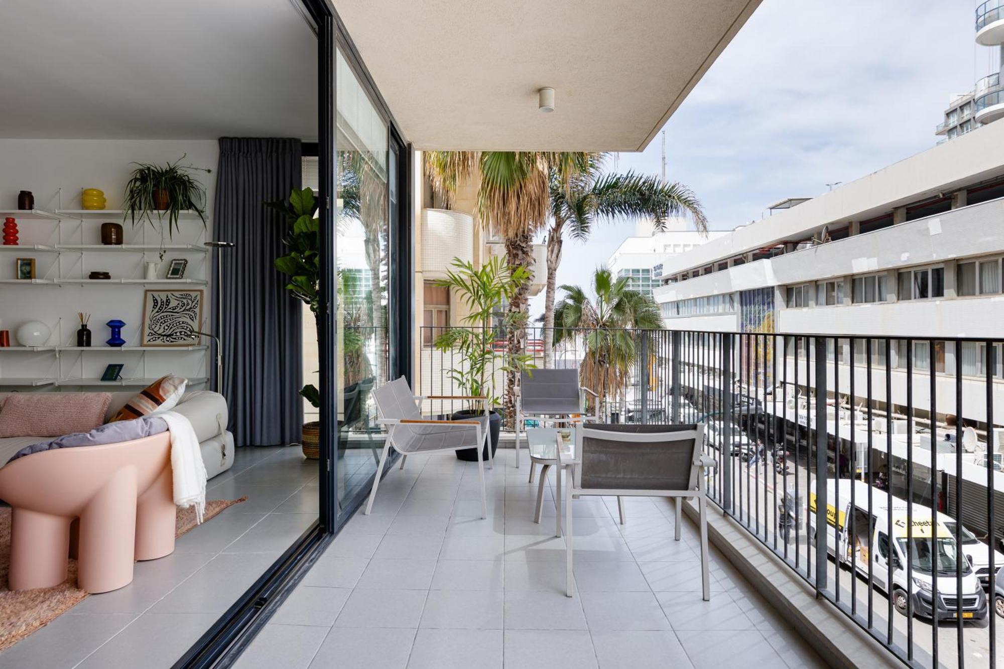 Ambassador Apartment+parking Apartment